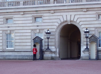 Vakt utanfr Buckingham Palace i London